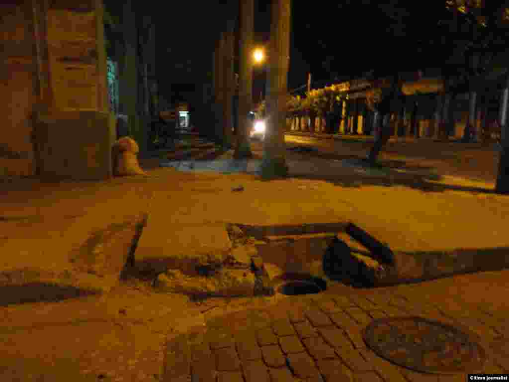 Reporta Cuba Alcantarillados sin tapas que puden provocar accidentes Camaguey Foto D de la Celda