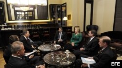 La secretaria de estado estadounidense, Hillary Clinton (3ºdcha), reunida con el secretario general de Naciones Unidas (ONU), Ban Ki-moon (arriba izda), en el Hotel Rey David en Jerusalén (Israel). 