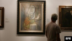 Un hombre observa una obra del artista cubano Wilfredo Lam durante la octava edición de la feria Arteamericas en Miami.