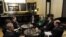La secretaria de estado estadounidense, Hillary Clinton (3ºdcha), reunida con el secretario general de Naciones Unidas (ONU), Ban Ki-moon (arriba izda), en el Hotel Rey David en Jerusalén (Israel). 