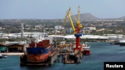 Un buque de carga atracado en la terminal PDVSA de la Refinería de Petróleo de Willemstad, en la isla de Curazao. (Archivo)