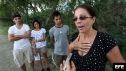 Ofelia Acevedo, viuda de Payá, y sus hijos, en el lugar donde ocurrió el accidente en que murió su esposo