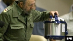 Fidel Castro sostiene una olla de presión eléctrica durante una intervención televisiva en el 2005.