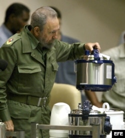 Fidel Castro sostiene una olla de presión eléctrica durante una intervención televisiva en el 2005.