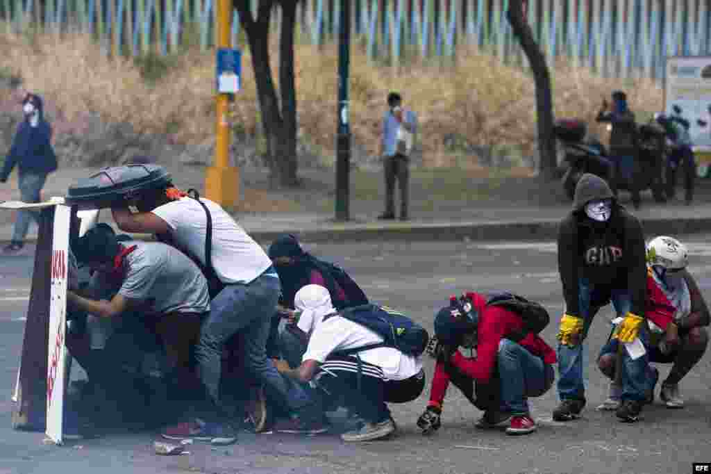 Estudiantes se enfrentan a la Policía Nacional Bolivariana