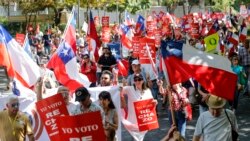 Chilenos marchan contra un plebiscito para decidir sobre la Constitución, en Santiago de Chile, el sábado 15 de febrero del 2020.