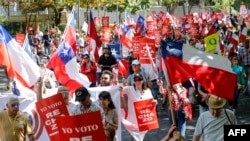 Chilenos marchan contra un plebiscito para decidir sobre la Constitución, en Santiago de Chile, el sábado 15 de febrero del 2020.