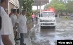 Una ambulncia con heridos en el accidente llega al hospital "Abel Santamaría".