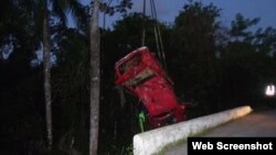 Un automóvil es rescatado al caer del puente La Palmiche, Km 41, carretera a Puerto Esperanza, Pinar Del Río, según informó la prensa local el 6 de junio de 2019.