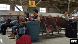 Unos pocos turistas esperan sus vuelos en el aeropuerto José Martí, en La Habana, Cuba