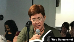 María Elena Hernández, poeta cubana, lee sus poemas