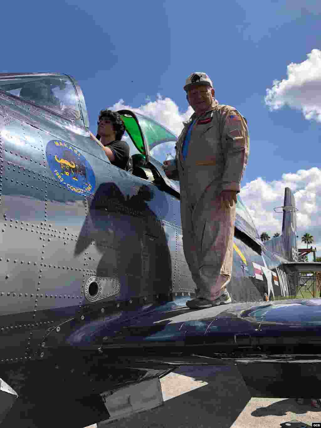 Steve Walenz muestra a los asistentes la cabina del T-28.