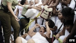 Miembros de las Damas de Blanco son arrestadas por la Policía el 20 de marzo de 2016, tras una marcha en La Habana (Cuba).