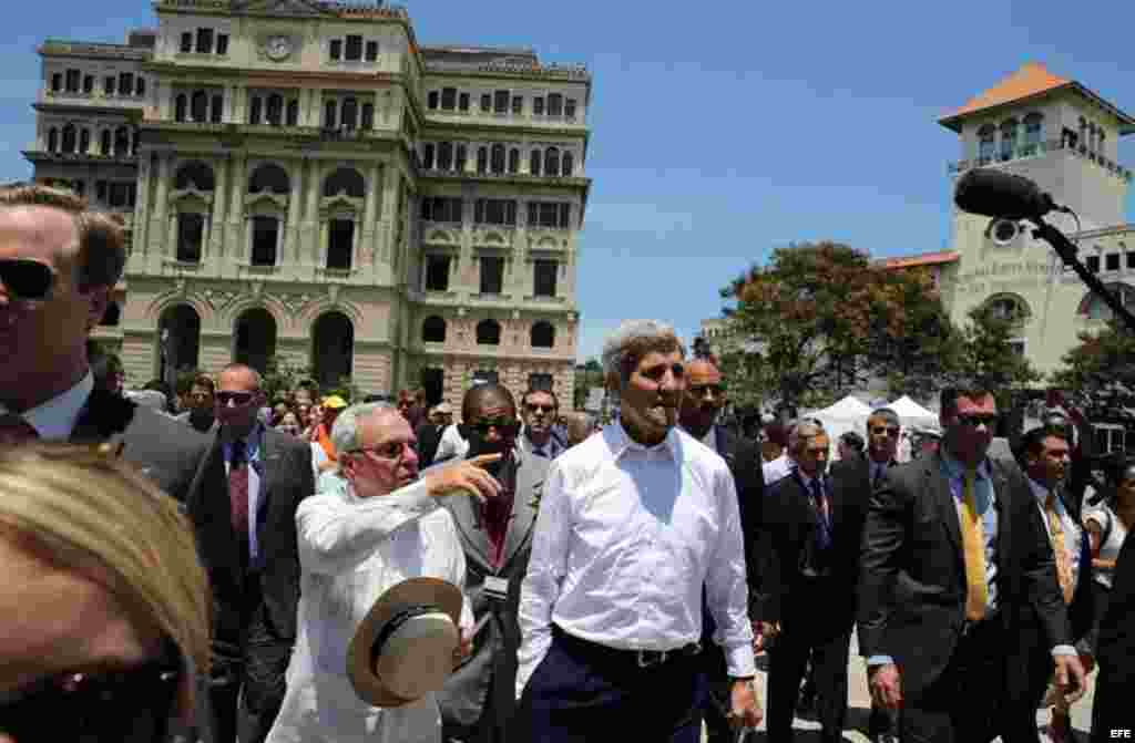 El secretario estadounidense de Estado, John Kerry, durante su recorrido por el centro histórico de La Habana (Cuba).