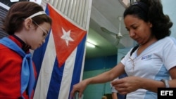 Una mujer participa en las elecciones en Cuba. (Foto: Archivo)