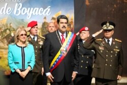 Nicolás Maduro junto a su esposa Cilia Flores, el ministro de Defensa, Vladimir Padrino, y otros militares.