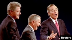 Los candidatos presidenciales, el gobernador Bill Clinton, el empresario Ross Perot y el presidente George H.W. Bush se ríen al concluir su debate de 1992. (© Mark Cardwell/Reuters) 