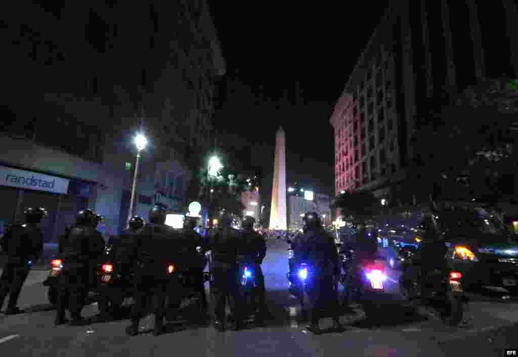 Policías prestan guardia mientras hinchas argentinos se reúnen en el Obelisco el domingo 13 de julio de 2014.