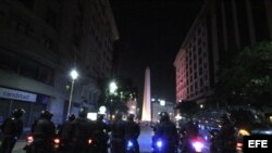 Hinchas y policías se enfrentan en Buenos Aires tras derrota en el Mundial. 