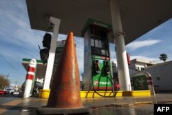 Una estación de gasolina cerrada en Monterrey, debido a la crisis de combustible.