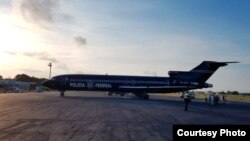 En este avión de la Policía Federal Preventiva, 26 emigrantes cubanos que estaban detenidos en Chetumal fueron deportados a Cuba.