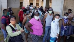 Habaneros hacen fila para comprar alimentos en medio del rebrote de casos de COVID-19. (Archivo/REUTERS/Alexandre Meneghini)