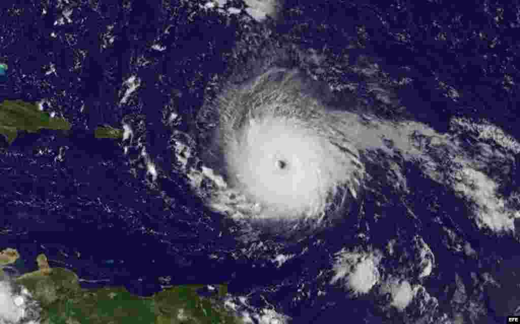 &nbsp;La categoría 5 es la máxima de la escala Saffir-Simpson de intensidad de huracanes. En su último reporte, el CNH dijo que Irma estaba a unos 225 kilómetros al este de la capital de San Juan de Puerto Rico y muy cerca de las Islas Vírgenes.