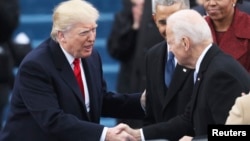 El entonces vicepresidente Joe Biden saluda al presidente Donald Trump cuando fue juramentado como presidente 45 de EEUU, el 20 de enero de 2017. REUTERS/Carlos Barria