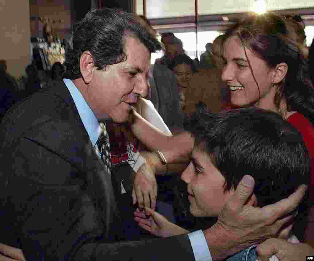 Oswaldo Payá saluda a sus hijos Reinaldo y Rosa María, el 2 de febrero de 2003, tras su regreso a La Habana de un viaje de 48 días a Europa, donde recibió el Premio Sájarov.