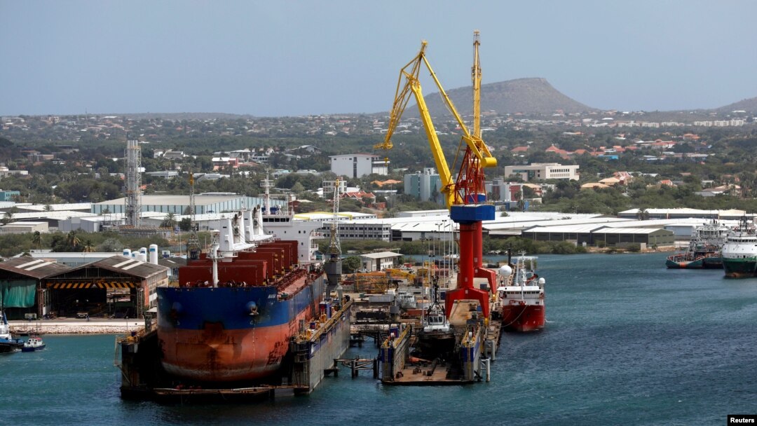 Un buque de carga atracado en la terminal PDVSA de la Refinería de Petróleo de Willemstad, en la isla de Curazao (Archivo).