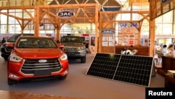 Automóviles eléctricos y paneles solares chinos se exhiben en la 40.ª Feria Internacional de Comercio de La Habana. (REUTERS/Norlys Pérez/Archivo)