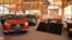 Automóviles eléctricos y paneles solares chinos se exhiben en la 40.ª Feria Internacional de Comercio de La Habana. (REUTERS/Norlys Pérez/Archivo)