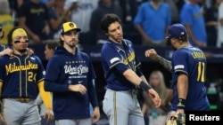 Los jugadores de los Cerveceros celebran tras conseguir el triunfo en el tercer juego de la Serie Mundial.
