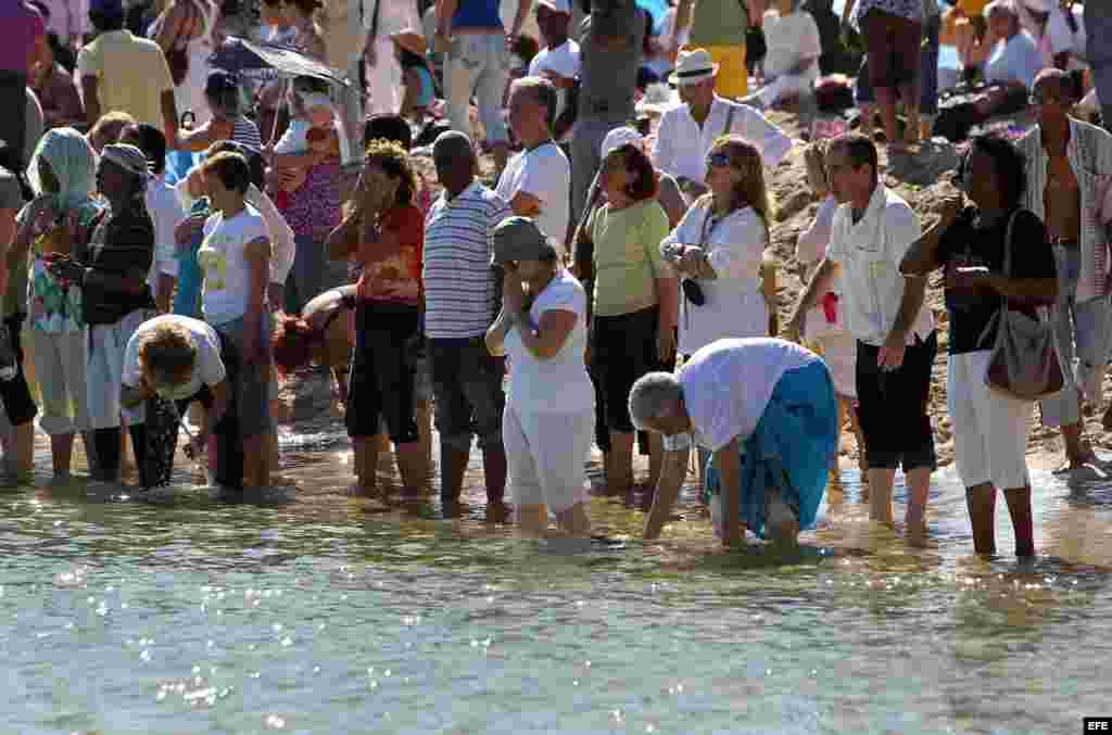 Entre los asistentes a la ceremonia se encontraban algunos miembros de un &quot;grupo maya&quot; iniciado en Cuba en 2004, cuyos integrantes esperan reunirse el pr&oacute;ximo 21 y 22 de diciembre en un punto de la bah&iacute;a de La Habana para recibir el cambio de era.