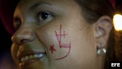 Seguidores del candidato presidencial Nicolás Maduro se reúnen hoy, domingo 14 de abril de 2013, en la parroquia 23 de enero, en Caracas (Venezuela).