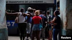 Continúa la escasez en el transporte, alimentos y los servicios en Cuba