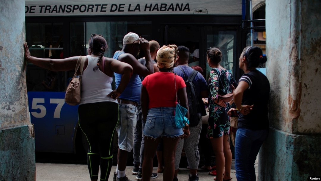Pasajeros esperan por el transporte público en La Habana. REUTERS/Alexandre Meneghini