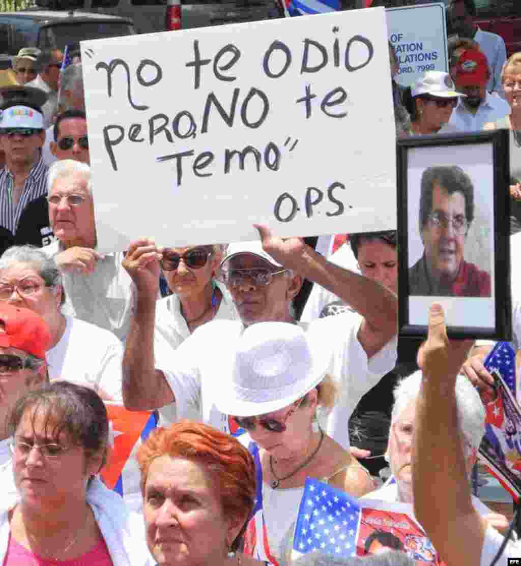 Decenas de personas participan hoy, domingo 29 de julio de 2012, en una manifestaci&oacute;n hecha por varias agrupaciones de disidentes cubanos en Miami (EEUU). EFE/GAST&Oacute;N DE C&Aacute;RDENAS