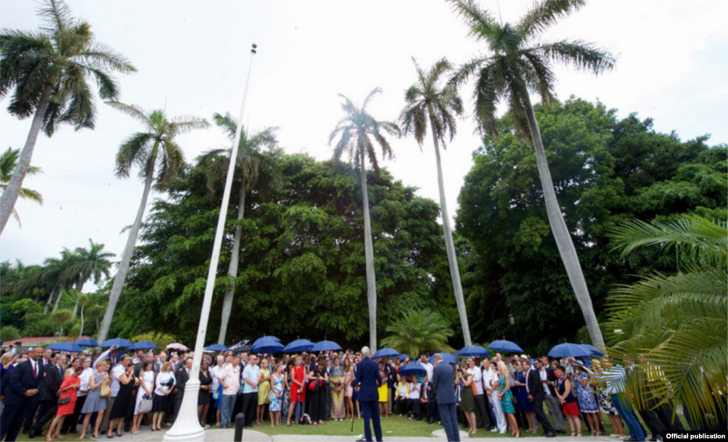 Un acto celebrado en los jardines de la mansión durante la visita de Kerry a La Habana.