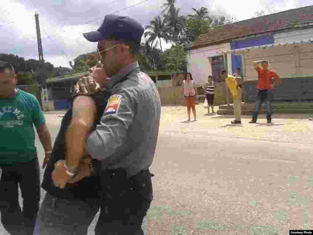 Arresto del pastor bautista Mario Félix Lleonart Barroso en Camajuaní, Villa Clara; domingo 20 de marzo de 2016.