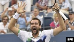 El tenista croata Marin Cilic disfruta su triunfo sobre el suizo Roger Federer.