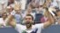 El tenista croata Marin Cilic disfruta su triunfo sobre el suizo Roger Federer.