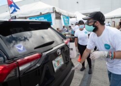 Voluntarios recogen ayuda para enviar a los cubanos de la isla como parte de la iniciativa Solidaridad entre Hermanos, en Miami, el 20 de mayo del 2020.