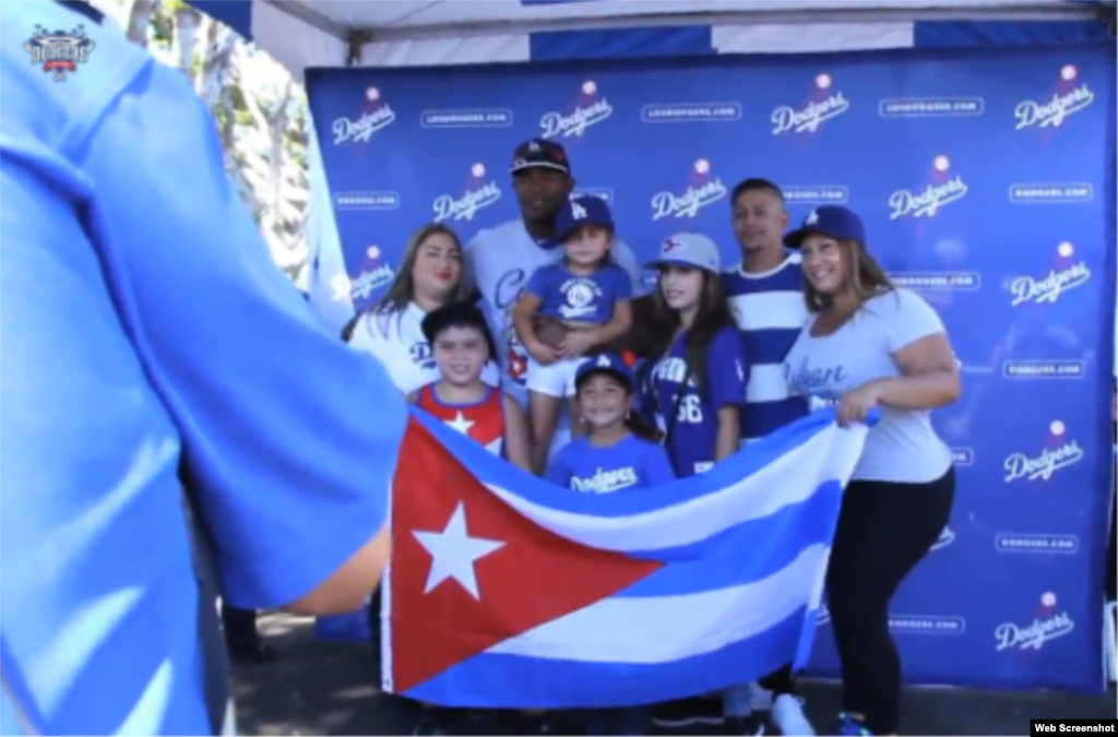 El jardinero central de los Dodgers, el cubano Yasiel Puig, se toma una foto con varios de sus admiradores durante el Día de la Herencia cubana en el estadio de los Dodgers.
