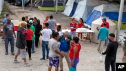 Migrantes en un campamento temporal a las afueras de El Puente Nuevo, en Matamoros, México. (Denise Cathey/The Brownsville Herald vía AP)