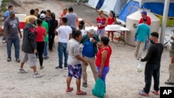 Migrantes en un campamento temporal a las afueras de El Puente Nuevo, en Matamoros, México. (Denise Cathey/The Brownsville Herald vía AP)