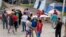 Migrantes en un campamento temporal a las afueras de El Puente Nuevo, en Matamoros, México. (Denise Cathey/The Brownsville Herald vía AP)