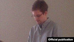  Edward Snowden en conferencia de prensa en el aeropuerto de Moscú