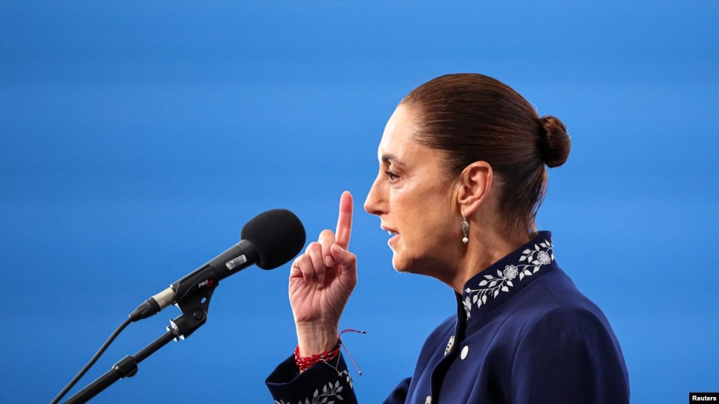 La presidenta de México, Claudia Sheinbaum, habla en el foto "En Defensa de la Democracia", en Barcelona, el 18 de abril. 