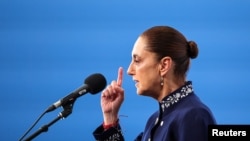 La presidenta de México, Claudia Sheinbaum, habla en el foto "En Defensa de la Democracia", en Barcelona, el 18 de abril. 